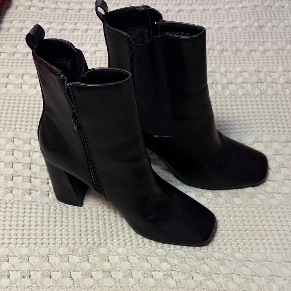 Chic Black Heeled Boots